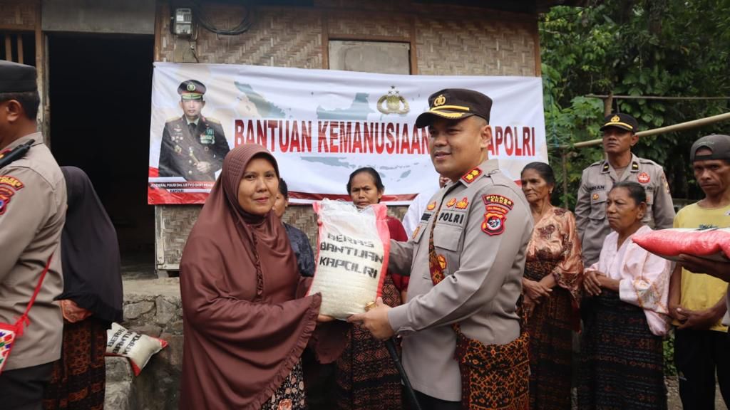 Polri Distribusikan 50 Ton Beras ke Ende dan Maumere, NTT